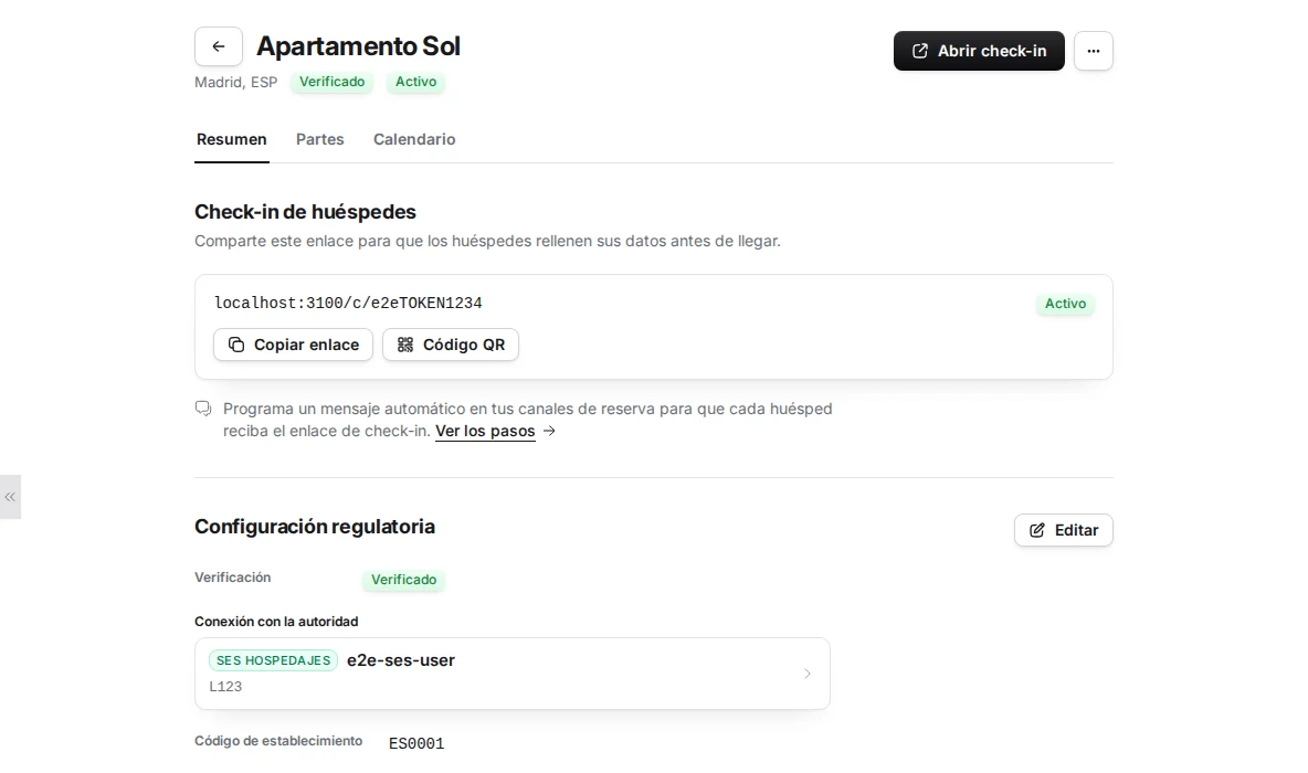 La ficha de un alojamiento como página de objeto, con las pestañas Resumen, Partes y Calendario, y la sección de configuración regulatoria.